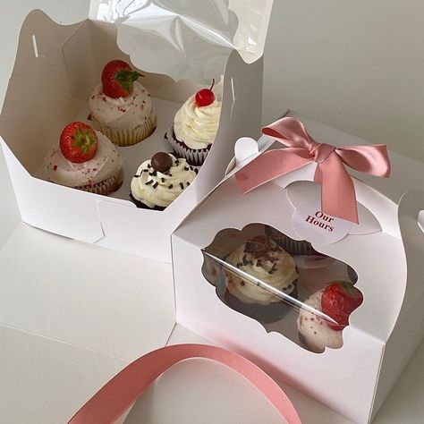 Cupcake Packaging, Baking Packaging, Dessert Packaging, Bakery Packaging, Cake Packaging, Think Food, Cute Desserts, Cake Shop, Pretty Cakes