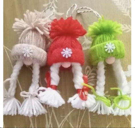 Candy Containers Diy Cute Ideas, How To Make Gnomes Out Of Yarn, Christmas Gnome Decorations, Gnome Decorations, Diy Yarn Crafts, Handmade Christmas Crafts, Pom Pom Crafts, Handmade Christmas Tree, Christmas Gnomes