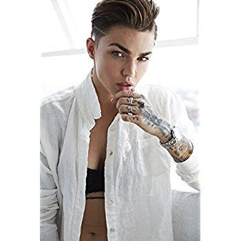 Another image of Ruby Rose portraying masculinity. She looks like she should be on the cover of GQ with the way she is dressed and posing. She is wearing what looks like a men's dress shirt while giving a smoldering look to the camera. Women typically look seductive in different ways. But Ruby Rose is giving a more masculine vibe with the way she is holding her chin and looking into the camera. Ruby Rose Model, The Veronicas, It Tattoo, Androgynous Women, Rosé Hot, Tattoo Girls, Rosé Aesthetic, Rose Pictures, Androgynous Fashion