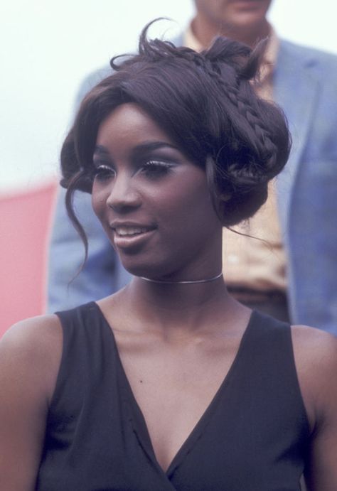 Teresa Graves (1948-2002) was the first Black actress to star in her own hour-long TV show ”Get Christie Love” in 1974. She was nominated for a Golden Globe in 1975. Teresa Graves, 70s Black Women, Black Actresses, Bible Women, Vintage Black Glamour, 90s Hairstyles, Black Femininity, Black Barbie, Black American