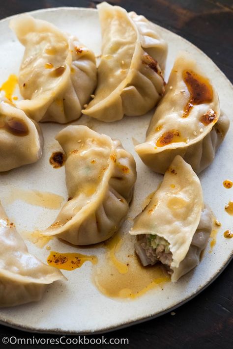 My mom’s secret recipe for creating the best pork dumplings. The dumplings are juicy, tender and taste so good even without any dipping sauce! @OmnivorCookbook Pork Dumplings, Dumpling Filling, Pork Dumpling, Best Chinese Food, Steamed Dumplings, Mapo Tofu, Smitten Kitchen, Dumpling Recipe, God Mat