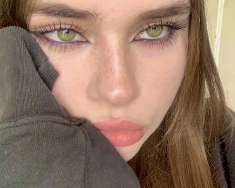 Brunette Green Eyes, Makeup Looks For Green Eyes, Girl With Green Eyes, Teenager Makeup, Makijaż Smokey Eye, Aesthetic Eyes, Grunge Makeup, Makeup For Green Eyes, Pretty Eyes