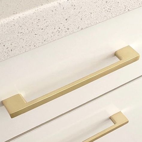 Renée on Instagram: "I got so many DMs about these gold handles when I storied the before and after (saved to kitchen) so here’s the details so you can always find them in my feed.   nbat.com.au - 160mm Brushed Brass Kitchen Handle – Jak Series. They’re only $7.55 each 😮 and they come in a variety of sizes #glowup . . .  #decor #coastal #neutrals #coastalneutral #earthytones #coastaldecor #scandi #Scandinavian #scandidecor #interior #DIY #decorating #interiordecor #interiordesign  #whitedecor #gold #goldhandles #goldpull #goldkitchen #brasshandle #brasspull" Kitchen Brushed Gold Hardware, Cream Kitchen Gold Handles, Brushed Gold Hardware Kitchen, Brushed Gold Kitchen Hardware, Brushed Brass Kitchen Hardware, Tech Moodboard, Gold Kitchen Handles, Gold Hardware Kitchen, Brushed Brass Kitchen