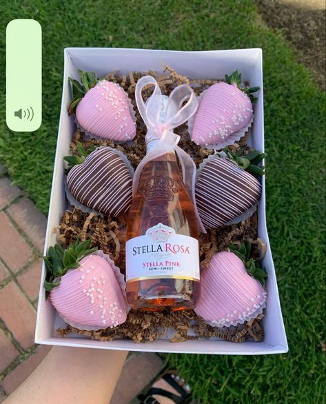 Stella Wine, Valentine Chocolate Covered Strawberries, Valentine Strawberries, Mothers Day Chocolates, Mothers Day Desserts, Strawberry Box, Chocolate Covered Strawberry Recipe, Chocolate Covered Strawberries Bouquet, Strawberry Gifts