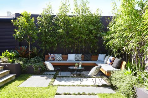 8 Genius Ways To Create A Private Outdoor Space | Domino Design Per Patio, Garden Seating Area, Corner Seating, Small Courtyard Gardens, Backyard Seating, Small Courtyards, Ideas Backyard, Backyard Inspiration, Small Outdoor Spaces