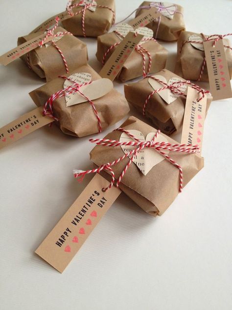 Valentine's gift idea, wrapped brownies, baking paper, twine, and old book pages Brownie Packaging, Friend Valentine Gifts, Jewellery Packaging, Bakery Packaging, Diy Gifts For Friends, Cookie Packaging, Baking Gifts, Diy Gift Wrapping, Super Gifts