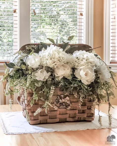 Picnic Basket Decor, Basket Decor Ideas, Basket Flower Arrangements, Basket Centerpieces, Vintage Picnic Basket, Spring Floral Arrangements, Vintage Picnic, Faux Floral Arrangement, Floral Arrangements Diy