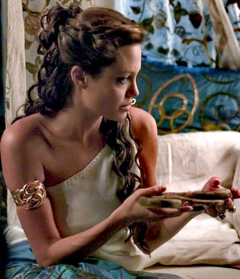 Half Up Half Down Angelina Jolie, Roman Empress Hairstyles, Ancient Greek Hairstyles For Women, Ancient Rome Hairstyles, Angelina Jolie Curly Hair, Ancient Greece Hairstyles Woman, Angelina Jolie Alexander The Great, 007 Woman, Golden Goddess