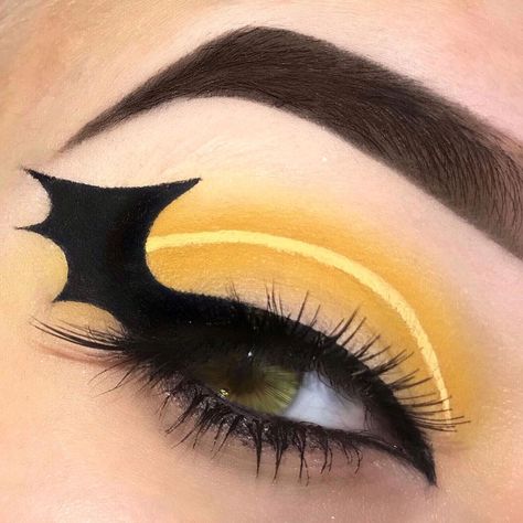 Halloween Themed Eye Makeup, Bat Eyeliner Halloween, Bat Eye Makeup Tutorial, Batman Makeup Ideas, Batgirl Eye Makeup, Bat Make Up Halloween Eye Makeup, Halloween Eyeshadow Looks, Bat Wing Eyeliner, Halloween Eye Makeup Looks