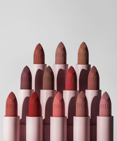 12 hydrating matte lip stick from kylie cosmetics Makeup Cart, Kylie Lipstick, Cosmetics Photography, Lipstick Brands, Luxury Makeup, Instagram Design, Matte Lip, Kylie Cosmetics, Perfume Collection