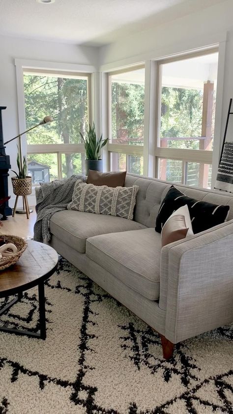 Neutral Living Room Gray Floor, Grey Tufted Sofa Living Room Ideas, Iskandinav Home Design Living Room, Gray Sofa Decor, Gray Sofas Living Room Decor, Light Gray Living Room Ideas, Light Grey Couch Living Room Ideas, Living Room Gray Sofa, Gray Sofa Living Room Ideas