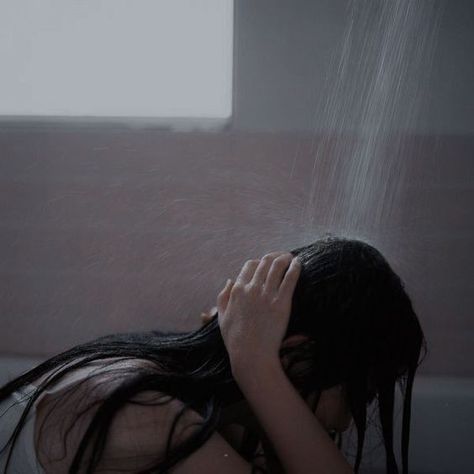 Foto Poses, Dark Photography, The Shower, Character Aesthetic, In The Rain, Book Aesthetic, Dark Academia, Aesthetic Girl, Dark Aesthetic