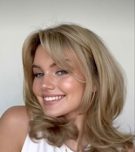 60s Medium Length Hairstyles, Feminine Haircuts Medium, Bardot Bangs Short Hair, Shay Sullivann, Shay Sullivan Hair, Shay Sullivan, Short Hair Blowout, Short Layered Hair, 90s Haircuts