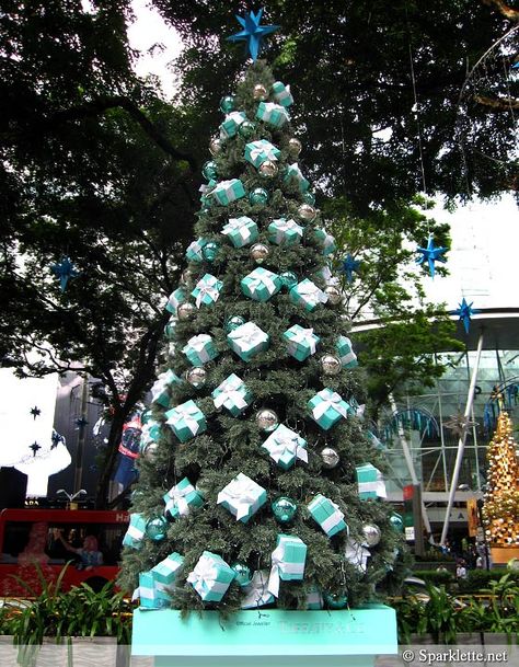 Tiffany and Co Christmas tree Tiffany Christmas, Beautiful Holidays, Christmas City, Turquoise Christmas, Tiffany Box, Christmas Landscape, Xmas Trees, Tiffany And Co, Blue Christmas