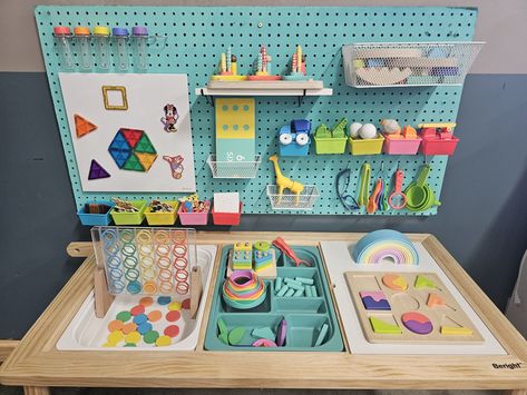 Sensory Table Art Table Ideas, Diy Sensory Table, Camp Kindergarten, Pegboard Baskets, Kindergarten Sensory, Preschool Tables, Toddler Daycare, Rainbow Room, Sensory Table