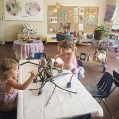 Have you ever wondered about the Reggio Approach to learning and how it works in the art studio? This is a great resource. Reggio Emilia Art, Reggio Atelier, Reggio Emilia Classroom, Open Ended Art, Reggio Emilia Approach, Reggio Inspired Classrooms, Reggio Emilia Inspired, Reggio Classroom, Creative Area