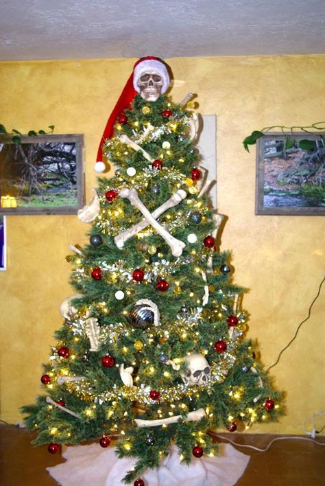 Pirates of the Caribbean themed Christmas tree Pirate Christmas, Caribbean Pirates, Caribbean Christmas, Themed Christmas Tree, Coastal Christmas Tree, Disney Christmas Tree, Tree Themes, Colonial Christmas, Tropical Christmas