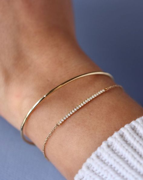 Minimalist Accessories Jewellery, Simple Gold Bangle, Gold Bracelets Stacked, Gold Bracelet Simple, Minimalist Accessories, Bracelets Gold Diamond, Simple Bracelets, Classy Jewelry, Fancy Jewellery