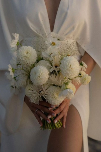 Minimalist Bridal Bouquet, White Dahlia Bouquet, Dahlia Bridal Bouquet, Wedding Planning App, Dahlia Wedding Bouquets, Bouquet Garden, Bridesmaid Bouquet White, Dahlias Wedding, Modern Bouquet