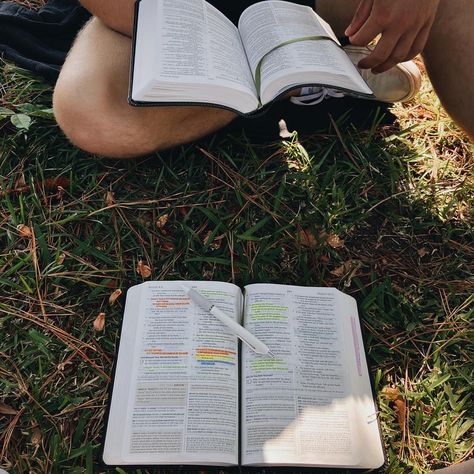 Bible Study Couple, Couple Reading Bible Together, Couple Bible Study Aesthetic, Couple Bible Study, Bible Couple, Christian Couple Aesthetic, Relationships Photography, Godly Couple, Couples Bible Study