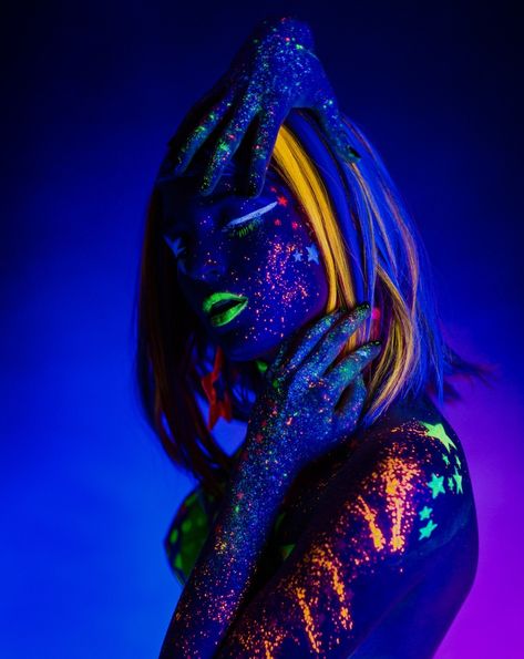 Uv Photoshoot, Blacklight Paint, Rave Theme, Uv Photography, Photo Splash, Instagram Photos Ideas, Makeup Lights, Lsd Art, Uv Paint