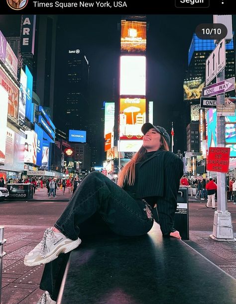 Time Square New York Poses, Picture Poses New York, Poses In New York City, Time Square Photo Ideas, Time Square New York Outfit, Time Square Outfit, Times Square Outfits, New York Photoshoot Ideas, New York Poses Photo Ideas