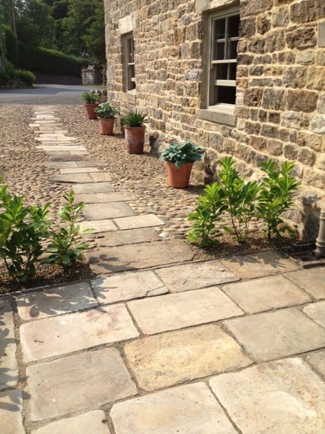 Flagstone and cobble detail from Clothshed http://theclothshed.blogspot.co.uk Garden Seating Area, Walkway Landscaping, Small Courtyard Gardens, Dirt Roads, Courtyard Gardens Design, Garden Paving, Cottage Garden Design, Gravel Garden, Patio Garden Design