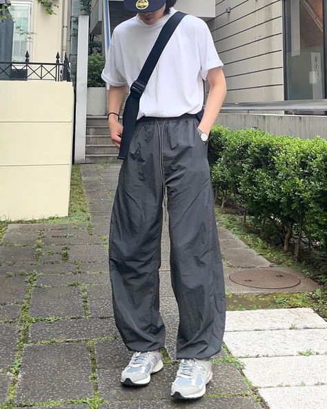 Mens Parachute Pants, New Balance 530 Mens Outfit, Nylon Pants Outfit, New Balance 530 Outfit, New Balance Outfits, Summer Fits Aesthetic, Minimal Streetwear, Asian Men Fashion, Guys Fits