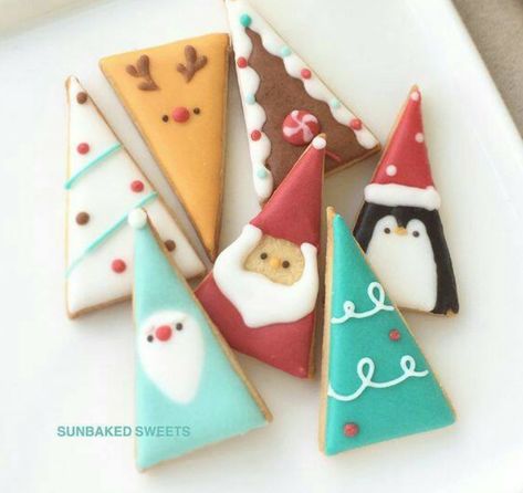 cute with jus a triangle shape Decorated Christmas Cookies, Christmas Cutout Cookies, Cookie Bouquets, Christmas Feast, Christmas Cutouts, Pretty Cookies, Fancy Cookies, Xmas Cookies, Creative Cookies