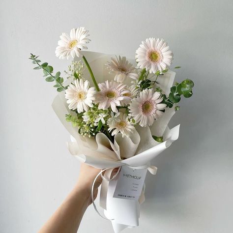 Gerbera Daisy Bouquet, Love Bouquet, Small Flower Arrangements, Valentine Bouquet, Gerbera Flower, Flower Bouquet Diy, Daisy Bouquet, Fresh Flower Bouquets, Boquette Flowers