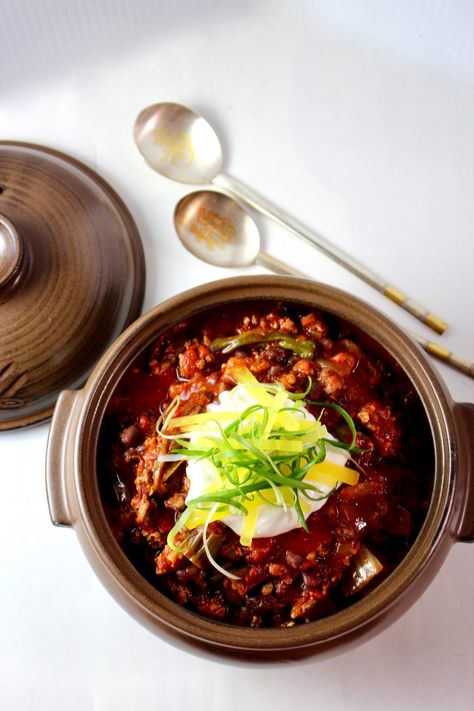 Korean Chili con Carne with Red Beans and Kimchi #FallFest #KoreanFood #Chili #Kimchi Yellow Pickled Radish, Reading Korean, Red Bean Chili, Bbq Chili, Korean Chili, Pickled Radish, Garlic Yogurt, Paleo Chili, Shishito Peppers