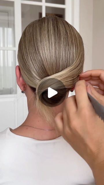 Creative HEAD Magazine on Instagram: "Short, sweet and simple 💛   Short hair elegant up-do? No problem! @oksana_sergeeva_stilist creates this super cute, twisted, low bun in just a few steps and it’s giving chic and sophisticated!     #hair #hairdressing #hairdressers #hairstyling #hairstylist #blondehair #updo #hairup #shorthair #shorthairup #shorthairstyles #chichair #lowbun #hairbun" Hairstyles For Short Hair For A Wedding, Wedding Hair Up Short Hair, Low Buns On Short Hair, How To Low Bun Updo, Simple Hair Updos For Short Hair, Hair Do For Short Hair Wedding, Hair Up On Short Hair, Hair Up Ideas For Short Hair, Short Low Bun Hairstyles