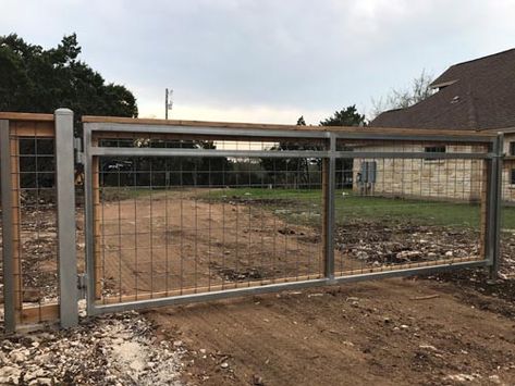 Square Tubing Fence, Cattle Panel Gate, Pipe Fence Entrance, Pipe Fence Ideas, Fence With Metal Posts, Pipe Gate Design, House Fencing, Cattle Panel Fence, Ranch Entrance Ideas