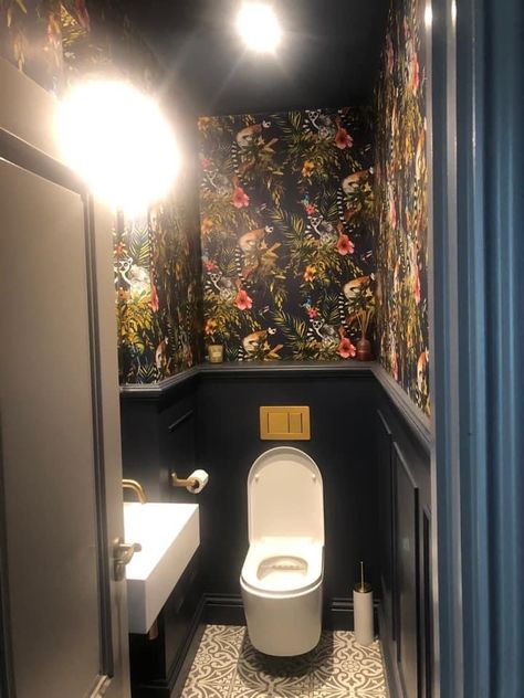 Lambriseringen Gang, Bathroom Wallpaper Vintage, Bathroom Wallpaper Modern, Wallpaper Accent Wall Bathroom, Small Downstairs Toilet, Small Bathroom Wallpaper, Cloakroom Toilet, Bathroom Under Stairs, Modern Small Bathroom