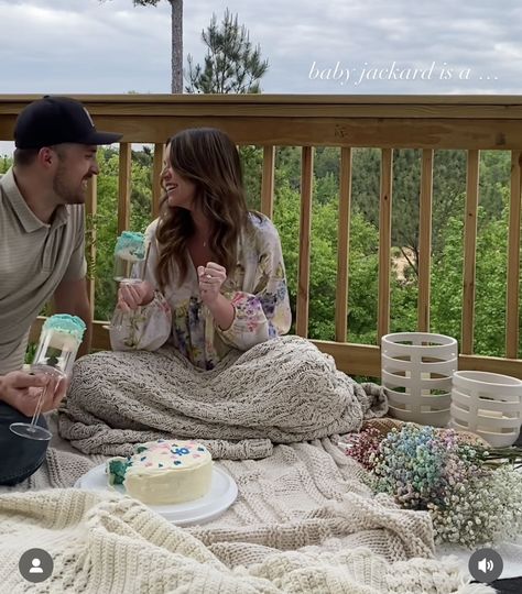 Intimate Gender Reveal For Couple, Gender Reveal Picnic For Two, Private Gender Reveal Photoshoot, Intimate Gender Reveal Photoshoot, Home Gender Reveal Ideas, Picnic Gender Reveal Photoshoot, Intamite Baby Gender Reveal, Gender Reveal Intimate Ideas, Gender Reveal Private