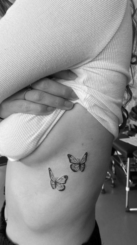 Butterfly Rib Tattoo, Cute Meaningful Tattoos, Tattoo Papillon, Tattoo Bible, Side Tattoos Women, Tattoo Samples, Simple Arm Tattoos, Rib Tattoos For Women, Basic Tattoos