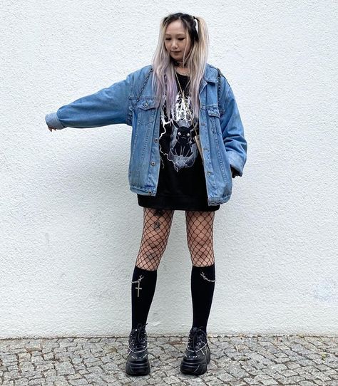 Alt Jean Jacket Outfit, Goth Jean Jacket Outfit, Alt Outfits Concert, Goth Jean Jacket, Oversized Alt Outfits, 2010 Alternative Fashion, Oversized Jean Jacket Outfit Aesthetic, Jean Jacket Grunge, Denim Jacket Grunge