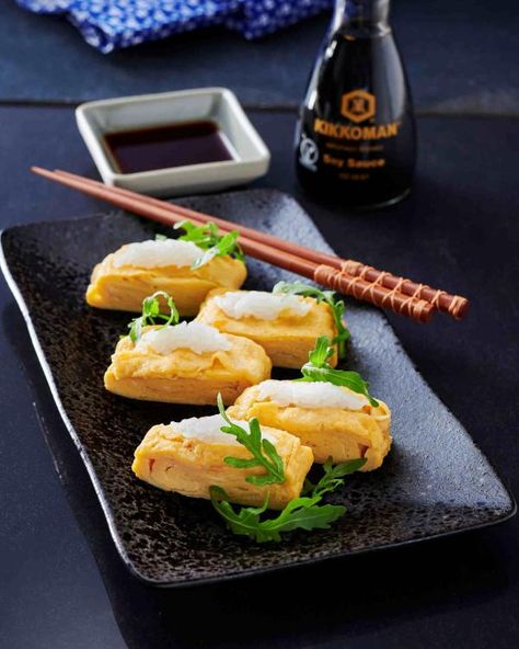 Japanese Main Course, Omelette Plating, Japanese Tamago, Tamago Sushi, Sushi Recipe, Easy Lunch Boxes, How To Make Sushi, Tasty Vegetarian Recipes, Delicious Donuts