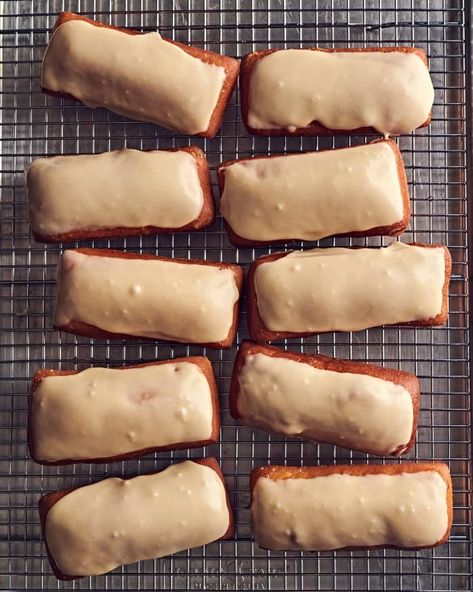 Homemade Maple Bars, Maple Bars Recipe, Easy Bar Recipes, Maple Bars, Waffle Cookies, Homemade Donuts, Coffee Cakes, Doughnut Recipe, Cooling Rack