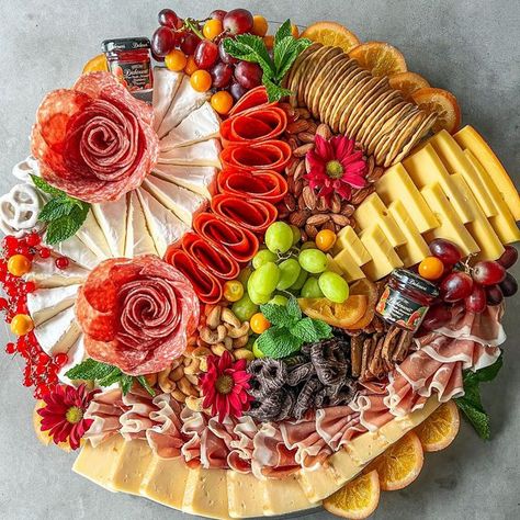 Charcuterie Board Circular, Charcuterie Board Circle, Round Charcuterie Board Ideas, Circular Charcuterie Board, Circle Charcuterie Board, Pretty Charcuterie Board, Charcuterie Art, Grazing Plate, Cheeseboard Platter