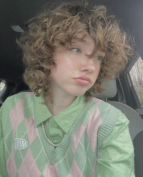 Non Binary Haircuts Curly, Non Binary Hair, Lesbian Hair, Non Binary Haircuts, Short Fluffy Hair, Drawing Refrences, Curly Haircuts, Short Curly Haircuts, Shot Hair Styles