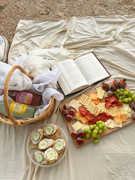 Beach Picnic Ideas Food, Picnic Top View, Beach Pick Nick, Spring Picnic Party, Picnic San Valentin, Simple Beach Picnic, Beach Picnic Food, Beach Charcuterie Board, Beach Picnic Date