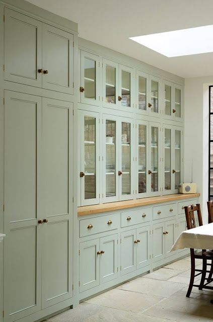 Modern Country Kitchen Lust! Classic Farmhouse Kitchen, Modern Country Kitchens, Devol Kitchens, Kabinet Dapur, Kitchen Wall Cabinets, Kitchen Pantry Cabinets, Classic Kitchen, Green Cabinets, Classic Kitchens