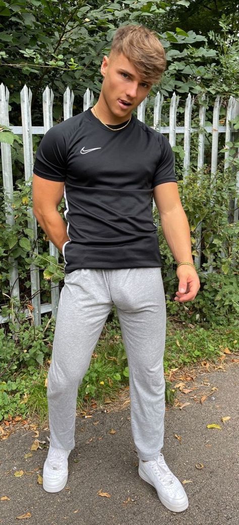 Guys In Grey Sweatpants, Men In Sweatpants, Boys In Boxers, Guys In Sweatpants, Attractive Black Men, Older Mens Hairstyles, Men Fashion Photo, Boxer Pants, Boys Wear