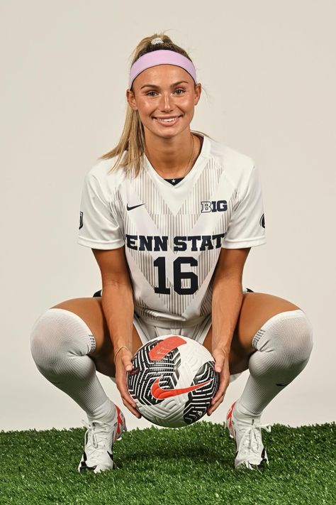 Ellie Wheeler (Penn State) #soccer Soccer Poses, Female Football Player, Lifelong Friends, Soccer Pictures, Womens Football, Long Socks, Action Poses, Penn State, Female Athletes