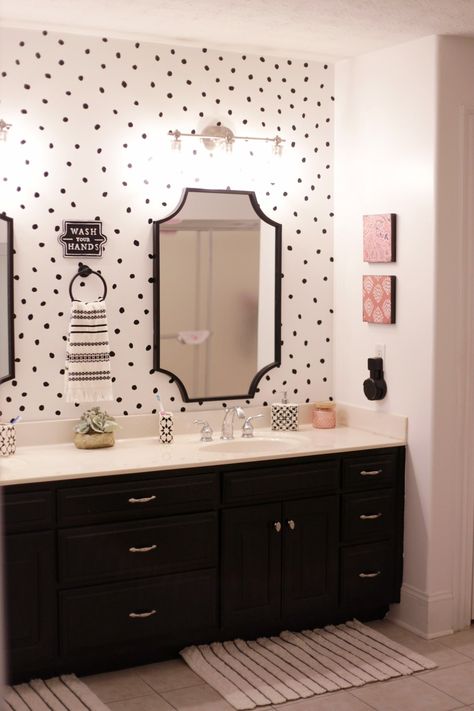 Polka dot girls bathroom.  Urbanwalls Cute Girl Bathroom Ideas, Cute Wallpaper Bathroom, Cute Bathrooms Aesthetic, Girls Shared Bathroom Ideas, Bathroom Ideas For Teenage Girl, Pink White Black Bathroom, Sister Bathroom, Polka Dot Kitchen, Baby Girl Bathroom