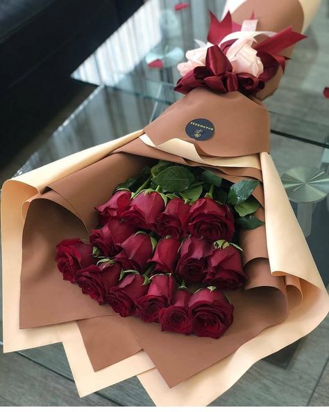 🌹🌹🌹🌹🌹🌹🌹🌹🌹🌹🌹🌹 #love #beautiful #outfit #outfitoftheday #lookoftheday #fashiongram #clothes #fashion #instafollow #luxury #style #hairstyle… Bouquet Of Roses, Flowers Bouquet Gift, How To Wrap Flowers, Flower Packaging, Chocolate Bouquet, Luxury Flowers, Flower Boxes, Rose Bouquet, Ikebana