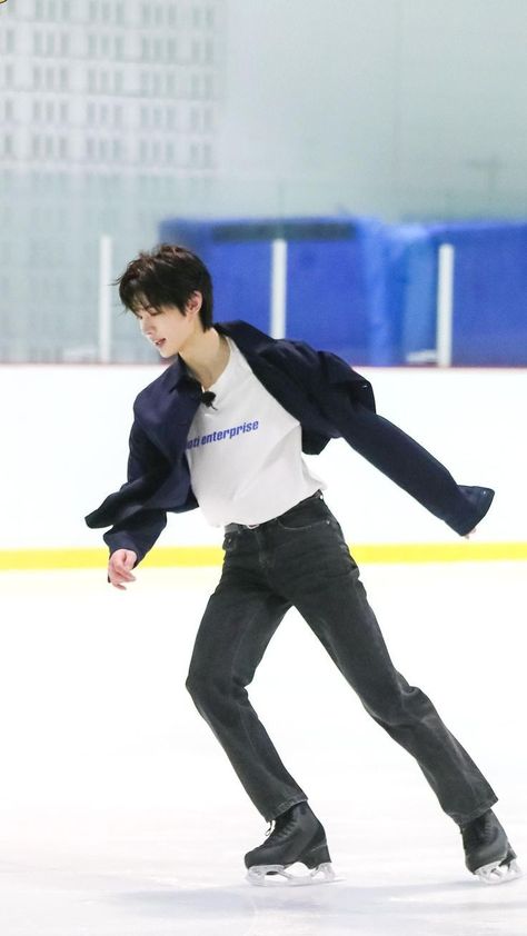 #sunghoon #enhypen #성훈 Enhypen Sunghoon Ice Skating, Ice Skating Sunghoon, Bg Group, Husband Material, Ice Rink, Sunghoon Enhypen, Park Sunghoon, Enhypen Sunghoon, Hanyu Yuzuru