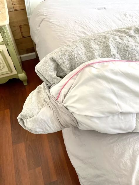 Duvet How To Put On, How To Duvet Insert, How To Insert A Duvet Cover, Duvet Hacks Comforter, Easy Duvet Cover Change, Easy Way To Put On Duvet Cover, How To Duvet Cover Tutorials, How To Put A Comforter In A Duvet Cover, How To Insert Duvet Into Cover