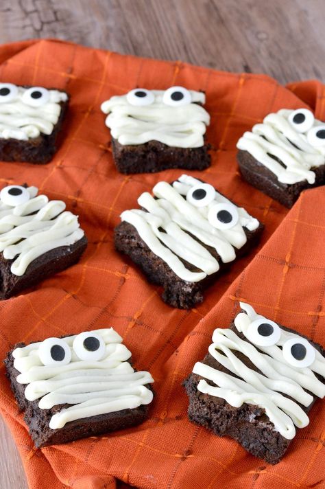 Halloween Themed Appetizers, Mummy Brownies, Halloween Themed Desserts, Pasteles Halloween, Halloween Deserts, Halloween Brownies, Easy Halloween Snacks, Postres Halloween, Dessert Halloween